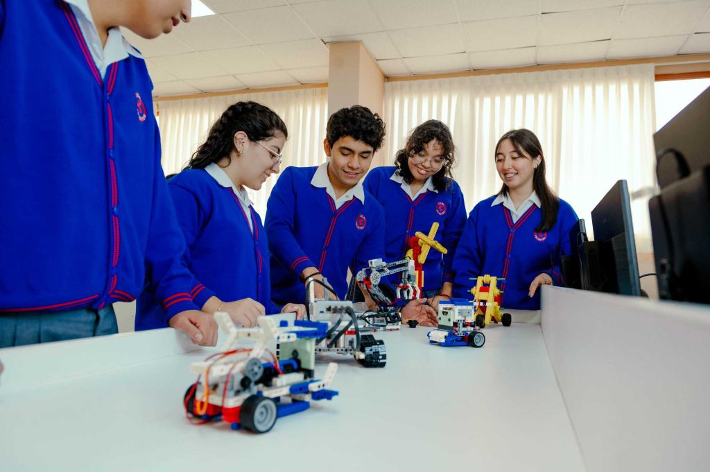 Estudiantes trabajando en un proyecto de robótica