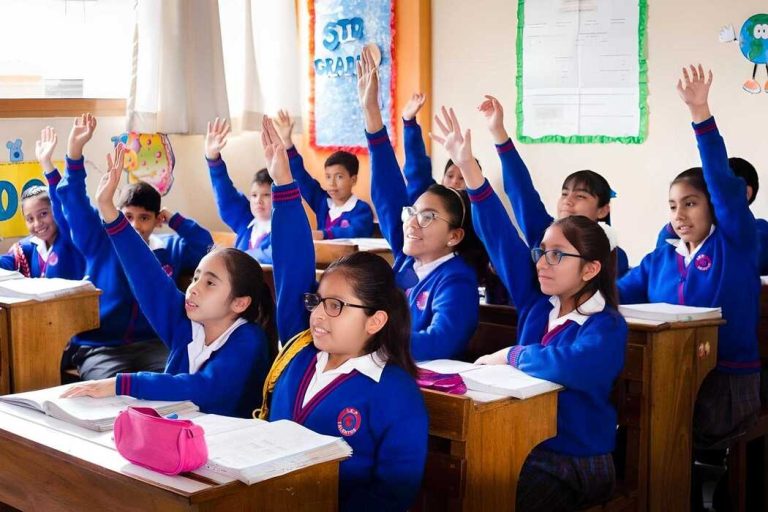 Estudiantes participando en un aula de Talentos