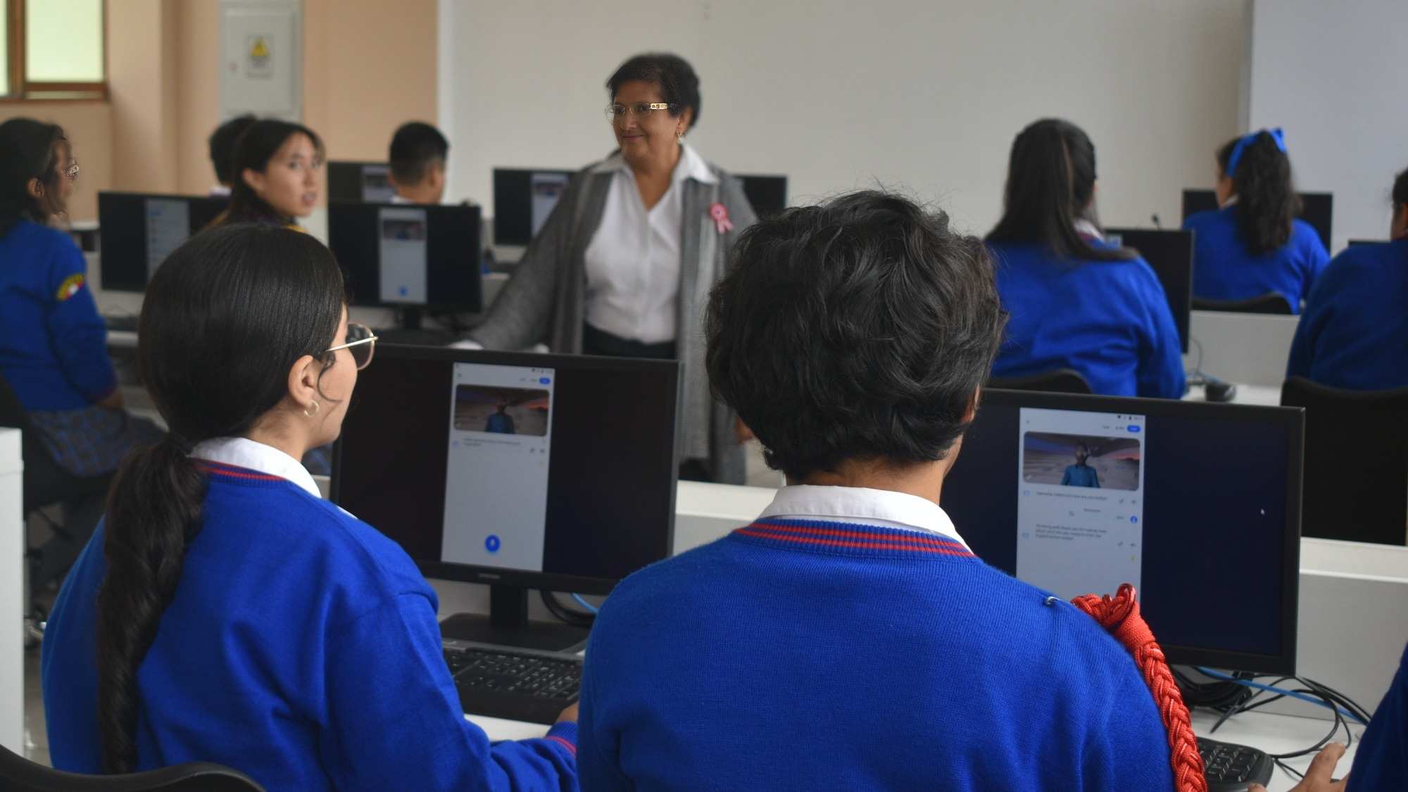 Clase en la sala de pensamiento computacional